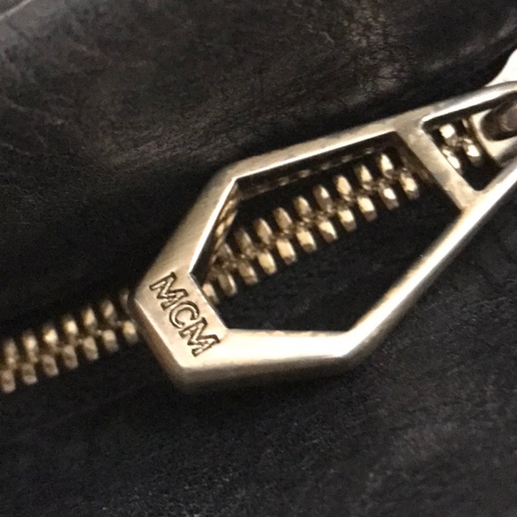 MCM (MICHEAL CROMER MUNCHEN) ITALIAN 100% LEATHER HOBO BAG WITH ADJUSTABLE STRAP - Picture 11 of 16